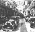 1930 : Exposition de voitures Minerva dans la salle vitrée