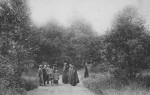 Date inconnue : Quelques visiteurs dans le parc de Saint-Fiacre