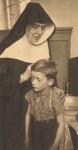 1950 : Religieuse soignant un élève à l'infirmerie